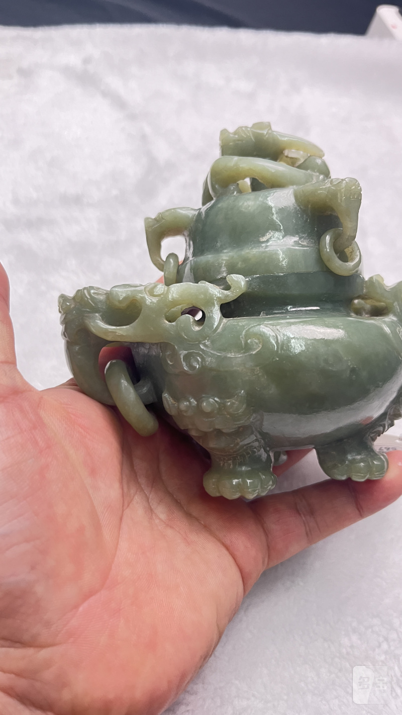 玉兽首衔环耳龙顶熏炉 - 图3